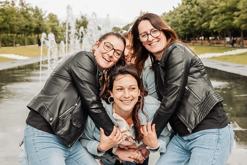 amies posant ensemble devant une fontaine lors de gages et defis evjf reims pendant une seance photo joyeuse