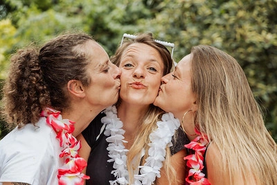 groupe d’amies qui embrassent la future mariee lors de gages et defis evjf rennes dans un parc verdoyant