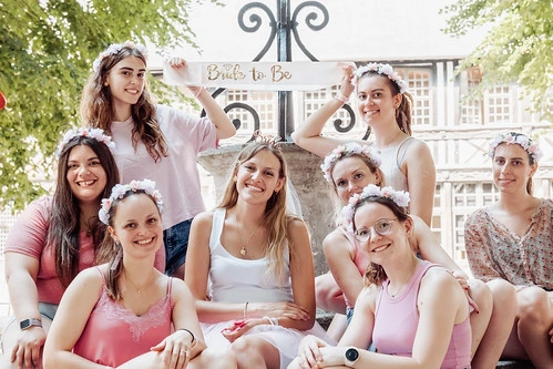 groupe de femmes en couronnes de fleurs posant pour un evjf autour d’une future mariee lors de gages et defis evjf rouen