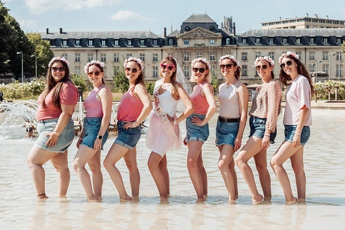 groupe de femmes posant dans une fontaine à rouen lors de gages et défis evjf dans une ambiance estivale et festive