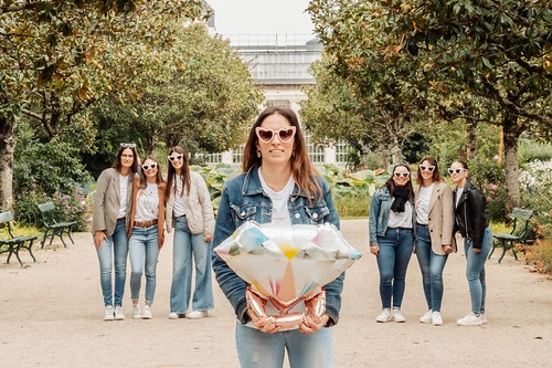 groupe de femmes célébrant un evjf à tours avec des gages et défis dans un parc arboré