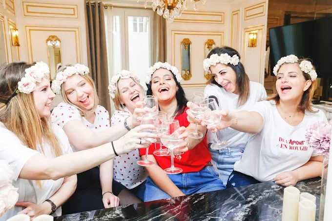 Groupe de filles riant autour d’un brunch festif lors d’un EVJF à Dijon, illustrant les 10 endroits où sortir à Dijon pendant un EVJF.