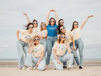 groupe de femmes en t-shirts team bride posant sur la plage du touquet pendant un evjf koh bride