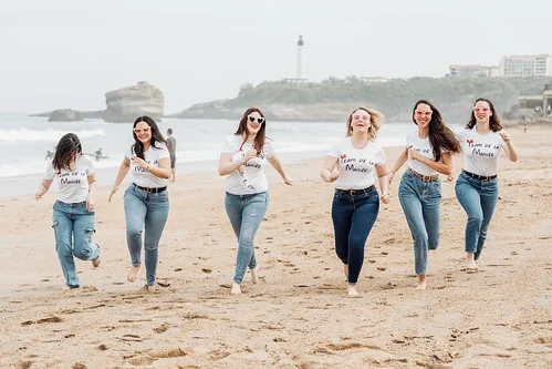 six femmes courant pieds nus sur la plage pendant un koh lanta evjf à biarritz