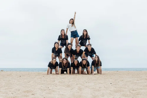 groupe de femmes formant une pyramide humaine sur la plage pendant un koh lanta evjf à biarritz