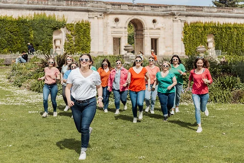 future mariee et ses amies courant dans un parc a bordeaux pendant un koh lanta evjf plein de rires et de defis