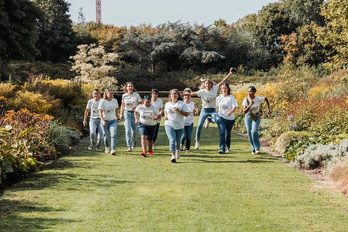 groupe de femmes courant et riant dans un jardin lors d’un koh lanta evjf à caen