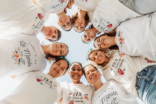 groupe de femmes formant un cercle vu du dessous souriantes lors d’un koh lanta evjf à caen