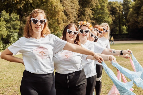 groupe de femmes en file tenant des foulards lors d un koh lanta evjf a dijon en plein air avec lunettes coeur blanches