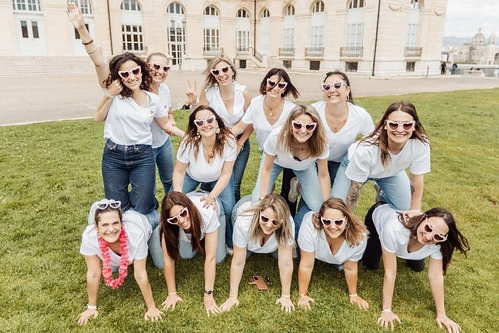 groupe de femmes en t-shirts blancs formant une pyramide humaine lors d’un evjf koh lanta à marseille