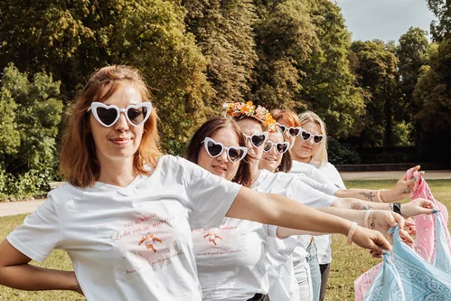 groupe de femmes en tee shirt blanc et lunettes coeur lors dun evjf a dijon illustrant les escape game evjf a dijon
