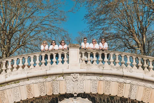 groupe de femmes pose sur un pont en pierre a dijon lors dun evjf illustrant les escape game evjf a dijon