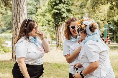 trois femmes riant ensemble lors dun evjf a dijon dans un parc illustrant les escape game evjf a dijon