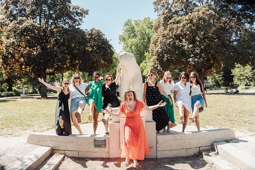 groupe de femmes pres dune statue dans un parc a dijon 