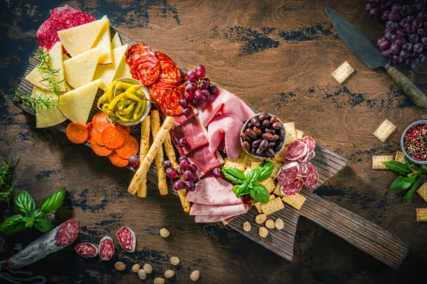 planche de charcuterie et fromages avec olives et raisins pour illustrer les meilleurs brunchs pour un evjf a dijon