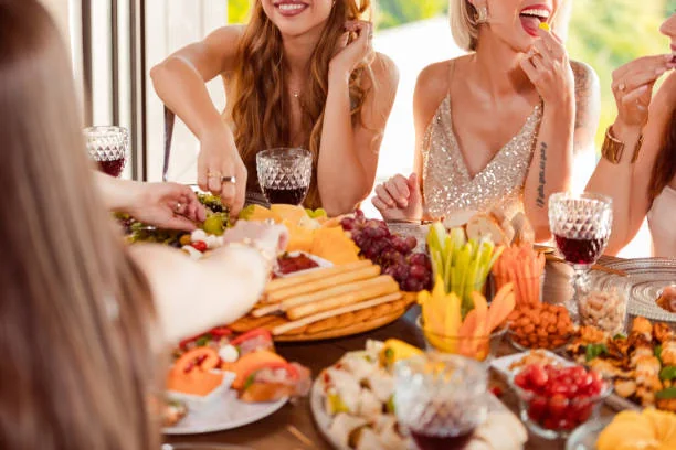 amies partageant un brunch festif avec fruits et aperitifs lors d un evjf a paris