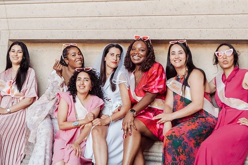 groupe de femmes souriantes en robes colorees 