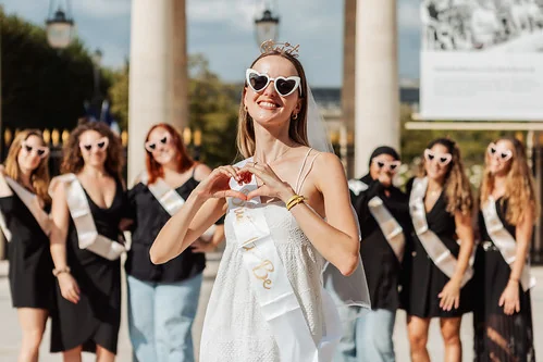 la mariee et ses amies en tenues de fete  devant le palais royal