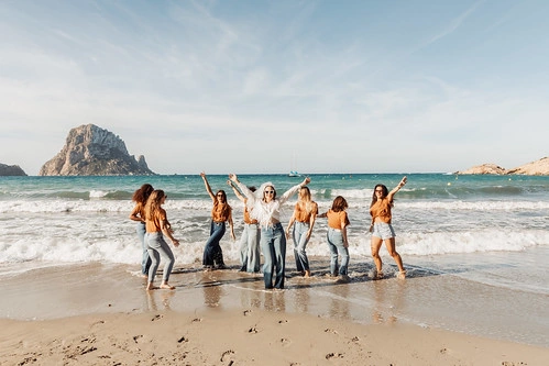 groupe d’amies sur une plage s’amusant ensemble pendant une séance photo avec les meilleurs gages et defis evjf