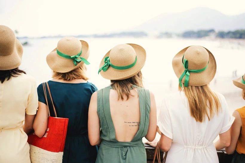 evjf palma - 4 copines qui regardent la mer lors d'un shooting photo evjf palma de majorque