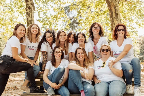Groupe de femmes souriantes posant dans un parc à Dijon pendant un EVJF, symbole d’amitié et de bonne humeur.