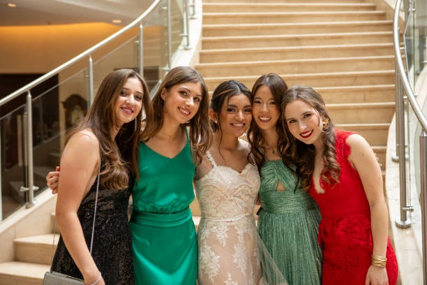 Amies élégantes posant avec la future mariée dans un hôtel chic à Dijon, illustrant où se loger lors d’un EVJF convivial.