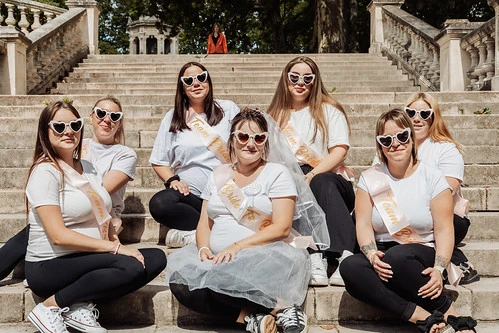 Groupe de femmes portant des lunettes cœur et des écharpes “Team Bride” 