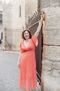 Que visiter à Dijon pendant un EVJF – Femme touchant la chouette de Notre-Dame