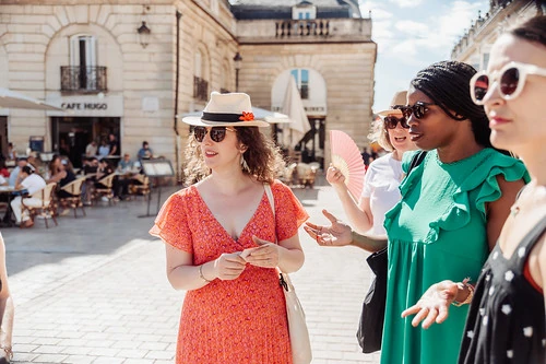 Que visiter à Dijon pendant un EVJF, groupe de femmes souriantes découvrant le centre historique et les terrasses de la ville.