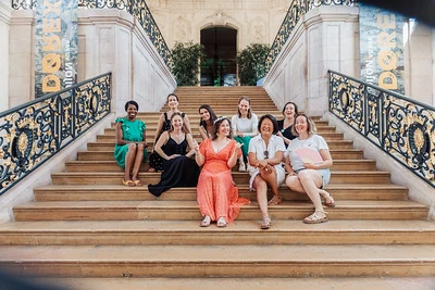groupe de femmes souriantes assises sur les marches du Palais des Ducs de Bourgogne à Dijon.