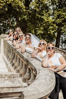 Que visiter à Dijon pendant un EVJF, groupe de femmes en t-shirts assortis posant sur une terrasse en pierre dans un parc ensoleillé.