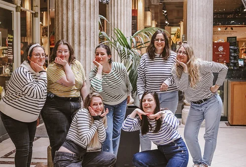 groupe de femmes posant en tenue mariniere 