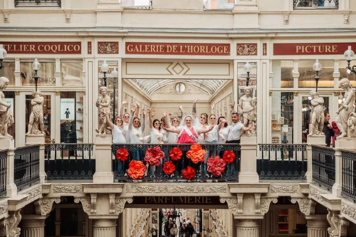groupe de femmes celebrant un evjf au passage pommeraye a nantes sous la verriere historique