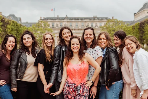 Que visiter à Paris pendant un EVJF : groupe d’amies souriantes posant dans un jardin parisien, ambiance conviviale.