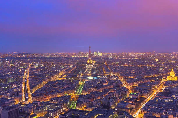 Vue panoramique au coucher du soleil avec la Tour Eiffel illuminée, idéale 