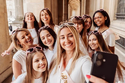 groupe de femmes souriantes prenant un selfie 