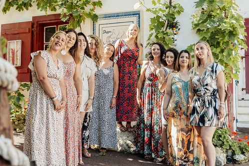 groupe de femmes élégantes posant ensemble dans le centre-ville