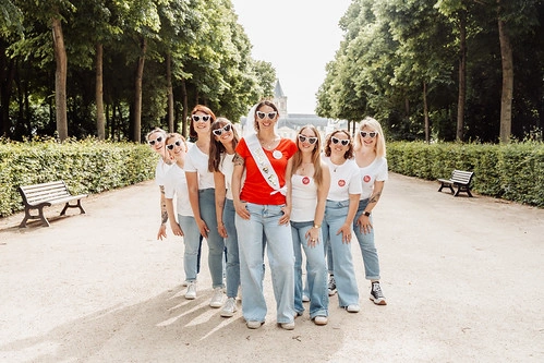 groupe de femmes souriantes posant dans une allée arborée lors d’un shooting photo evjf à caen
