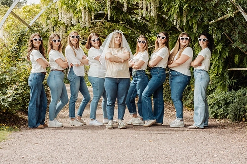 groupe de femmes posant en jean et t shirt clair autour de la future mariée voilée lors d’un shooting photo evjf à caen