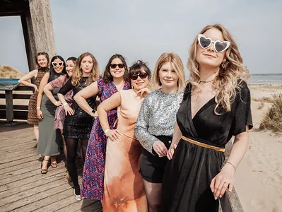 groupe de femmes élégantes posant en ligne sur la jetée du touquet paris plage lors d’un shooting photo evjf