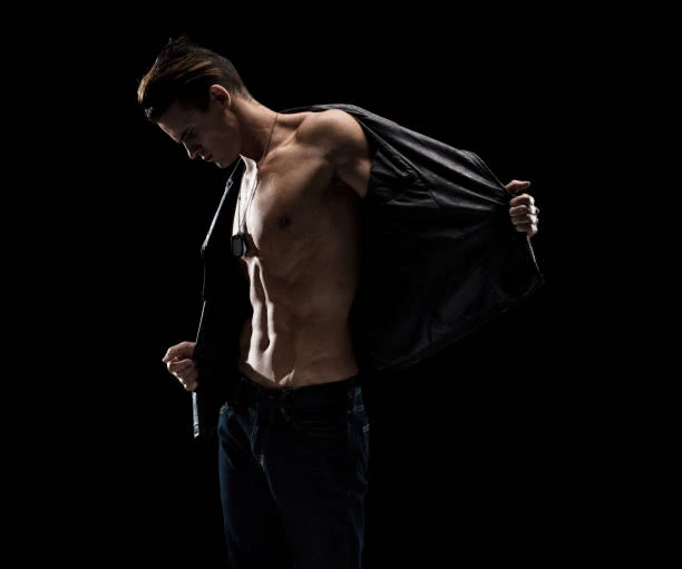 homme torse nu retirant sa veste lors d’un spectacle de striptease evjf au touquet paris plage