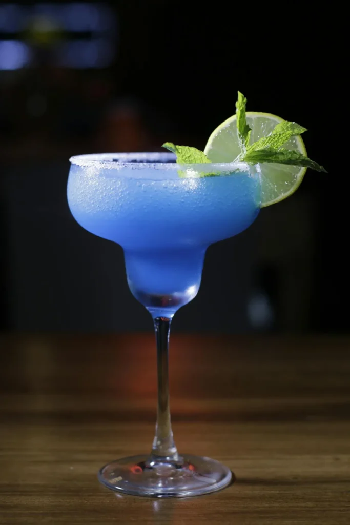 Cocktail bleu servi en début de soirée lors d'une folle soirée EVJF à Rennes