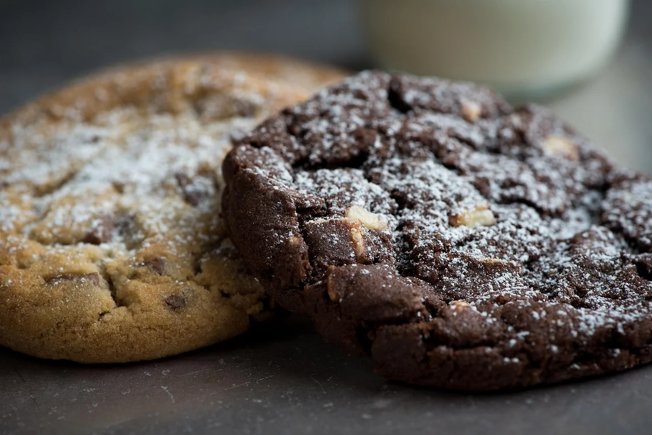 Deux cookies au chocolat saupoudrés de sucre glace, servis pour un brunch végétarien EVJF