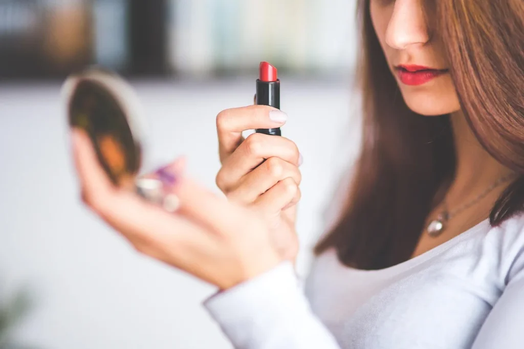 Application de rouge à lèvres pendant un atelier EVJF d’auto-maquillage à La Rochelle