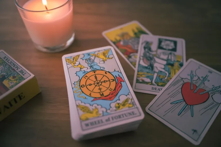 Cartes de tarot et bougie lors d une seance de cartomancie pour EVJF a Nice
