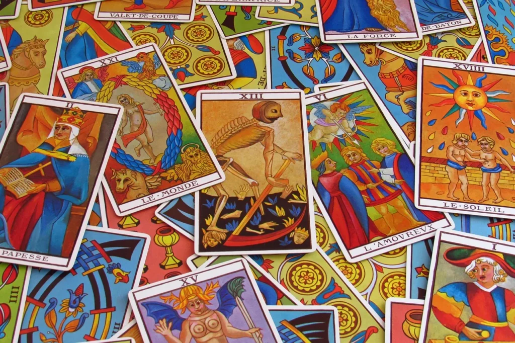 Jeu de cartes de tarot dispose pour une animation cartomancie EVJF a Nice