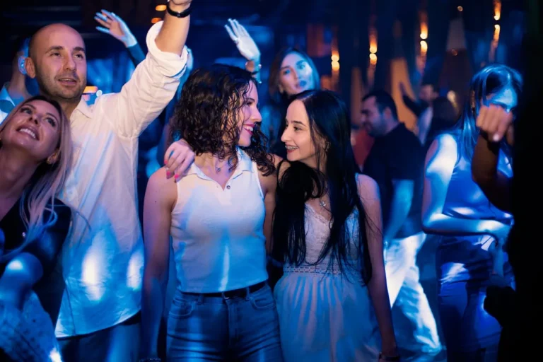 Groupe d’amis dansant ensemble pendant une folle soirée EVJF à Rennes